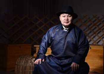 МУСТА Э.ЭНХ-ЭРДЭНЭ: Ээж минь ирдэг болоосой гээд ээжийн тухай дуу их дуулна, тэр үеэс л би дуунд “орж” эхэлсэн байх шүү