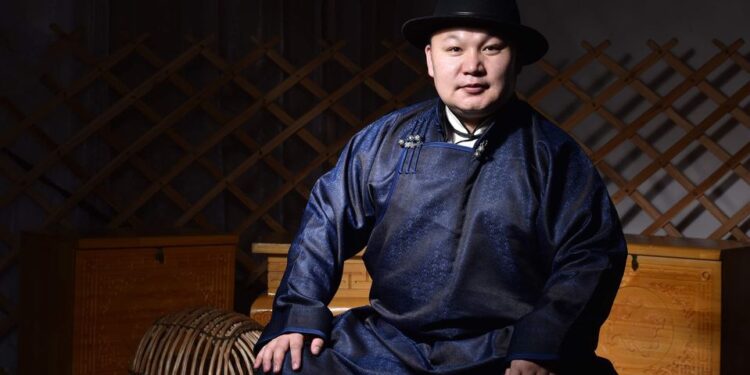 МУСТА Э.ЭНХ-ЭРДЭНЭ: Ээж минь ирдэг болоосой гээд ээжийн тухай дуу их дуулна, тэр үеэс л би дуунд “орж” эхэлсэн байх шүү