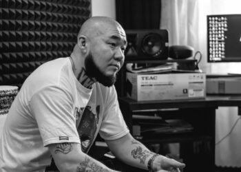 Монгол реппер Gee: Зарим нэг эмэгтэй дуучдын мөөм, бөгсийг нь бид харчихсан. Удахгүй бэлэг эрхтнээ гаргаад дуулах байлгүй