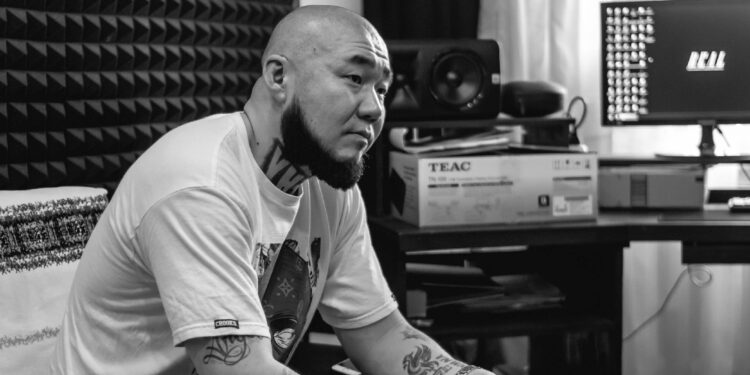 Монгол реппер Gee: Зарим нэг эмэгтэй дуучдын мөөм, бөгсийг нь бид харчихсан. Удахгүй бэлэг эрхтнээ гаргаад дуулах байлгүй