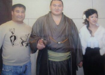 ХАКУХОГИЙН ХАЙРТАЙ ДУУЧИН