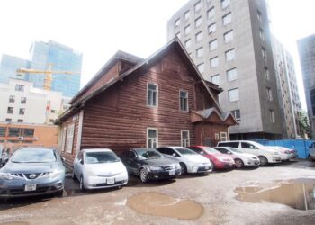 Жилийн өмнө энэ байшинг нураажээ