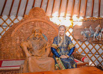 Токио Тауэрийн хажууд баригдах Хакухо аваргын сийлбэртэй гэр