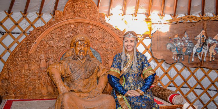 Токио Тауэрийн хажууд баригдах Хакухо аваргын сийлбэртэй гэр