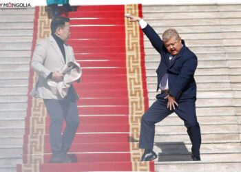 Өөрийнхөө төлөө чөлөөт хөдөлмөр эрхлээд, амьдралаа аваад явж байгаа хүмүүсийг төр ямар “гавьяаны” улмаас шагнаж, одон зүүж байна?