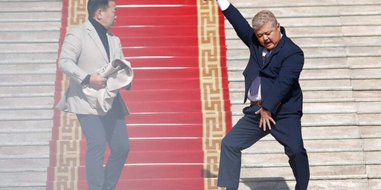 Өөрийнхөө төлөө чөлөөт хөдөлмөр эрхлээд, амьдралаа аваад явж байгаа хүмүүсийг төр ямар “гавьяаны” улмаас шагнаж, одон зүүж байна?