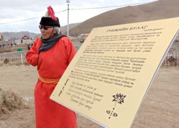 Сая мод тарьсан Чинагийг Галсан гуай өнөөдөр 1000 суулгац хандивлаж, иргэд мод тарилаа