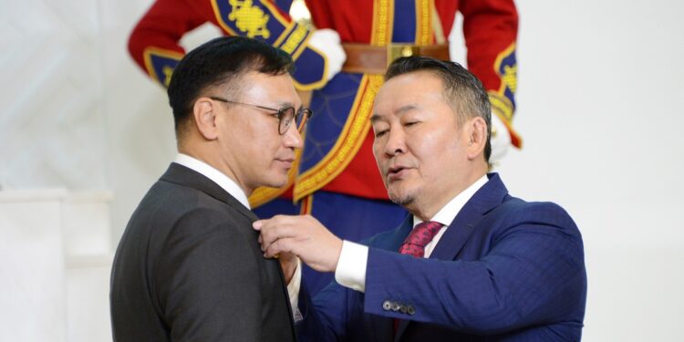 Б.Ганхуягийг “Гавьяат” болгосон нь гайхмаар нугалаа юу?