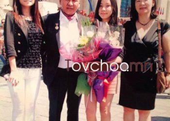 Жүжигчин Хүрлээгийн гэр бүлээрээ жаргалтай үеийн зураг