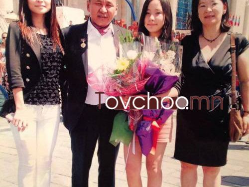 Жүжигчин Хүрлээгийн гэр бүлээрээ жаргалтай үеийн зураг