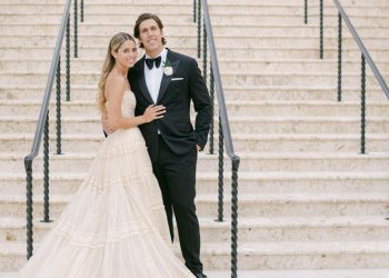 Кенниди удмын охин 67 жилийн өмнө оёсон эмээгийнхээ даашинзаар хуриман дээрээ гоёжээ