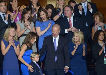 Жо Байден анхны эхнэр, нэг ойтой отгон охиноо ослоор алджээ