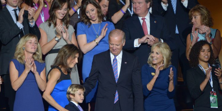 Жо Байден анхны эхнэр, нэг ойтой отгон охиноо ослоор алджээ