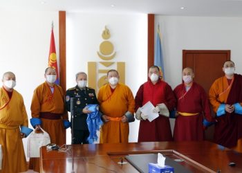 Лам нар 10 сая төгрөг, 2500 ш хамгаалалтын бээлий УОК-т хандивлалаа