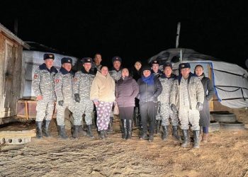 Алба хаагчид өрх толгойлсон зургаан хүүхэдтэй эмэгтэйд тусламж үзүүллээ