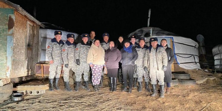 Алба хаагчид өрх толгойлсон зургаан хүүхэдтэй эмэгтэйд тусламж үзүүллээ