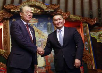 Төрийн соёрхолт Д.Өлзийбаатар: Чулуун бид хоёр түүхээ хэдэн цаасаар худалдаад, архиваа ачаад явах хүмүүс биш