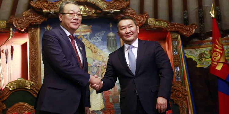 Төрийн соёрхолт Д.Өлзийбаатар: Чулуун бид хоёр түүхээ хэдэн цаасаар худалдаад, архиваа ачаад явах хүмүүс биш