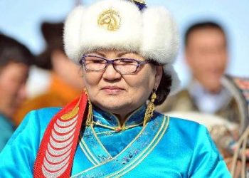 Аса аваргын ээж LV барьж, “Алтай констракшн” Бат-Эрдэнийн ээж алтан оройтой малгай өмсөв