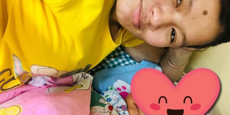 Дарханд гэртээ тогонд цохиулж эндсэн гурван охины ээж хөөрхөн хүүтэй болжээ