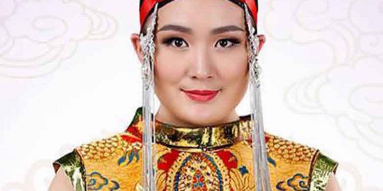 Дуучин Э.ЧУЛУУНЧИМЭГ: Охин минь надтай адилхан биш, яг л Болдоо, зэрэгцээд унтаж байгааг нь харахаар хайр хүрдэг