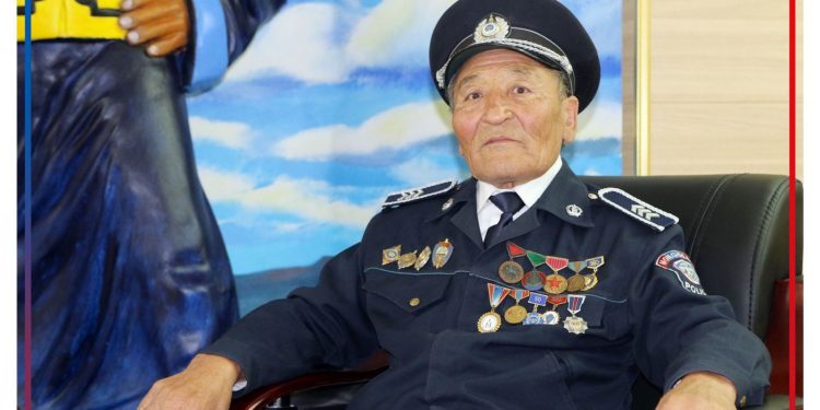 Цагдаагийн ахлах ахлагч Г.Даваажав: Хүний амь нас аварч “Шударга журам” медаль хүртэж явлаа