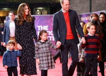 Кембрижийн гүнгийн гэр бүл анх удаа бүгд улаан хивснии ёслолд оролцлоо