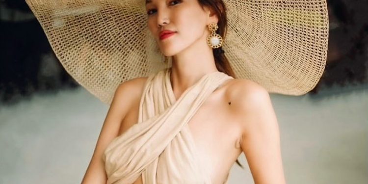 Италид “хоригдсон” Нора Индонезийн Бали аралд аялж явна