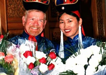 Жеффри Фольт: Оюунаад гэрлэх санал тавихдаа өвдөг сөхөрч гуйсан