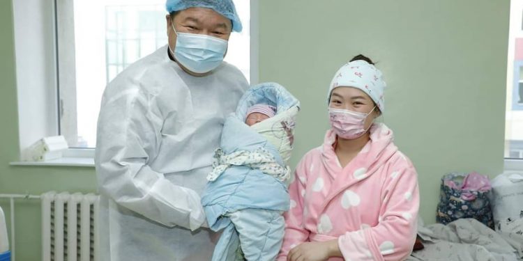 УИХ-ын гишүүн Д.Батлут дэглэм зөрчиж, дөнгөж төрсөн нярайг эцгээс нь түрүүлэн үнсэж явна