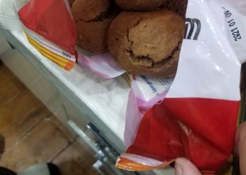 Шоколадтай мөөхийн дотроос төмөр гарчээ