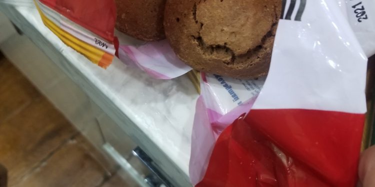 Шоколадтай мөөхийн дотроос төмөр гарчээ