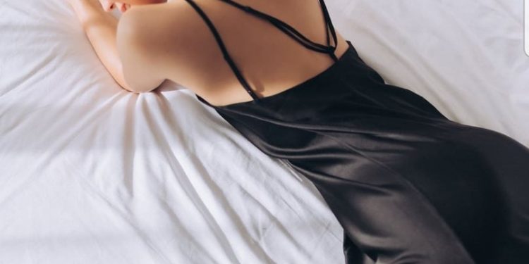 Өөр лүү нь шидсэн чулуугаар байшин барьж буй Ц.Номин