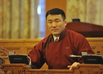 Хотын дарга Д.Сумъяабазар сайд байхдаа дүүгээрээ хоёр өдөр орчуулга хийлгээд 18 сая 735 мянган төгрөг өгчээ