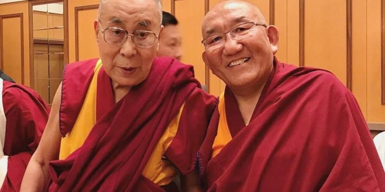 Ажиа гэгээн “Зөв тэтгэлэг” сан байгуулжээ