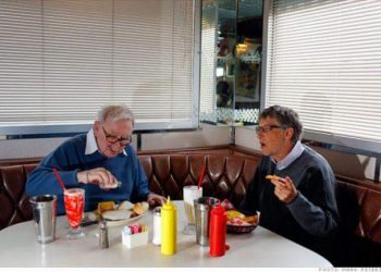 Нийлээд 150 тэрбум долларын хөрөнгөтэй хоёр 5 долларын хоол иджээ