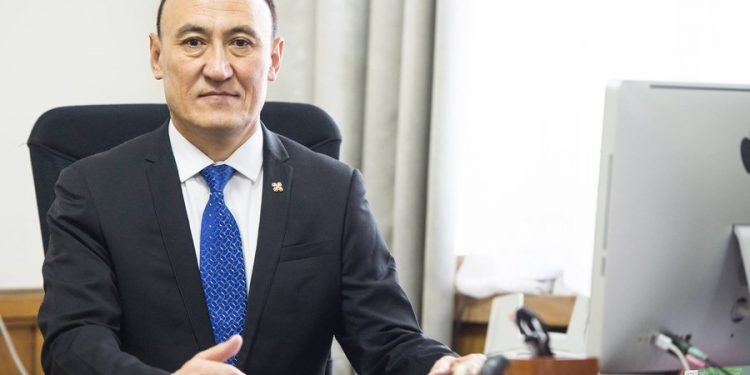 А.Гылымхан, экс гишүүн Р.Будын ажлыг булааж авах гээд бүтэлгүйтэж, У.Хүрэлсүхийн нэрийг унагаж явна