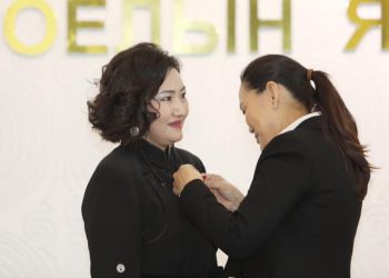 “Уруулын будаг”-ийн Дэлгэрмаа эрэн сурвалжлагдаж, Ичко Хөдөлмөрийн хүндэт медаль зүүв