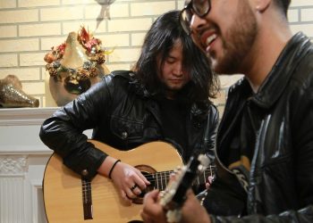 Дуучин Наки, гитарчин Батхүү хоёр “Хөөрхөн борлог”-ийг дахин шинэчлэн дуулжээ