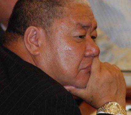 Г.Занданшатар сайхан шатрын ноён шиг, тойруулаад бэрс, морь, тэмээ хүүхдүүдээрээ хамгаалуулчихсан байна