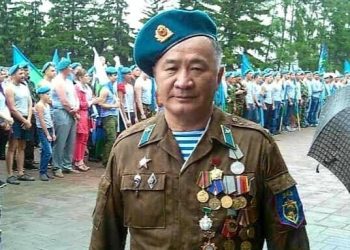 Ринчен гуай “Бух хөгшрөхөөрөө мах болдог. Буриад хөгшрөхөөрөө хэлмэрч болдог” гэж. Би Ринчен гуайн хэлснээр явж байна