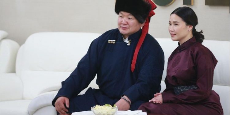 Н.Түвшинбаярын эхнэр Б.Оюунбилэг Э.Энхбат начинг эргэхээр Солонгос явжээ