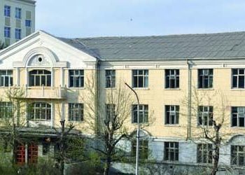 ШУТИС-ийн Үйлдвэр технологийн сургуулийн байранд Дэд сайд Г.Ганбаяр санаархаж байна