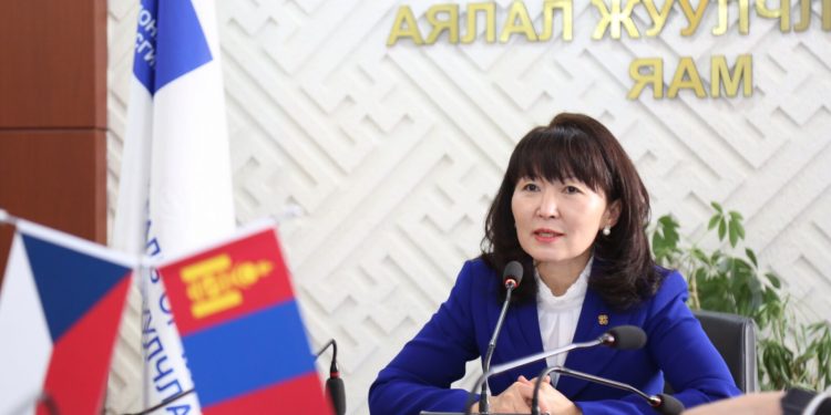 БОАЖ-ын сайд Н.Уртнасан солонгос нөхөртэй юу?