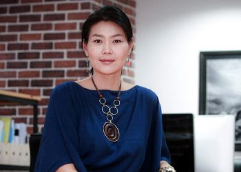 Ц.Уянга:  Даанч аав чинь энэ гэмт хэрэгтээ чамайг бухчихлаа. Аав чинь чамаас мөнгөө ч харамлаад зогссонгүй