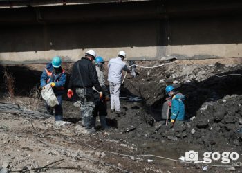 Таван хүн барилгын нурсан таазанд дарагджээ