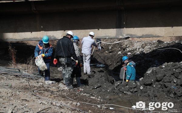 Таван хүн барилгын нурсан таазанд дарагджээ