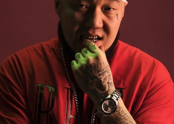 Gee: Зарим эмэгтэй хамтлаг дуучдын мөөм, бөгсийг нь харчихсан. Удахгүй бэлэг эрхтнээ гаргаад дуулах биз