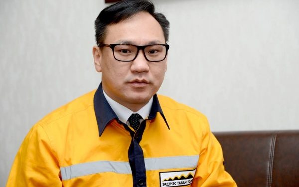 “Эрдэнэс тавантолгой” компани ээлжит тансаглал болж, 10 сая төгрөгөөр энгэрийн тэмдэг захиалжээ