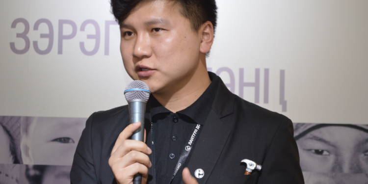 Ч.Ганжавхлан Хөдөлмөрийн хүндэт медалиар шагнуулжээ